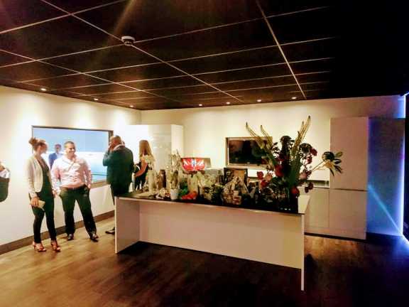 Design systeemplafond met verlichting in winkelruimte
