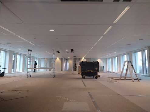 Akoestisch plafond geplaatst in modern kantoor